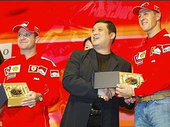 Юй Чжифэй с пилотами Ferrari Рубенсом Баррикелло и Михаэлем Шумахером. Фото с сайта chinadaily.com.cn Юй Чжифэй с пилотами Ferrari Рубенсом Баррикелло и Михаэлем Шумахером. Фото с сайта chinadaily.com.cn