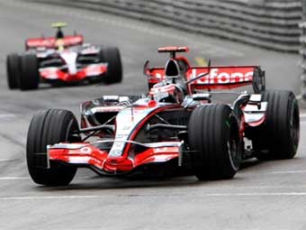 Болиды Фернандо Алонсо (на переднем плане) и Льюиса Гамильтона. Фото AFP Болиды Фернандо Алонсо (на переднем плане) и Льюиса Гамильтона. Фото AFP