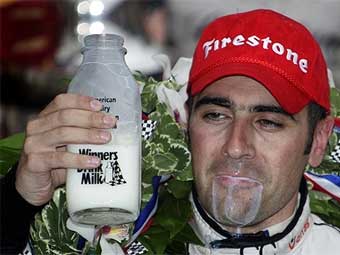 Дарио Франкитти с традиционной бутылкой молока для победителя. Фото AFP Дарио Франкитти с традиционной бутылкой молока для победителя. Фото AFP