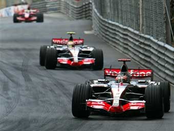 Болиды Фернандо Алонсо и Льюиса Гамильтона. Фото AFP Болиды Фернандо Алонсо и Льюиса Гамильтона. Фото AFP