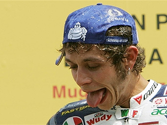 Валентино Росси после победы. Фото AFP Валентино Росси после победы. Фото AFP