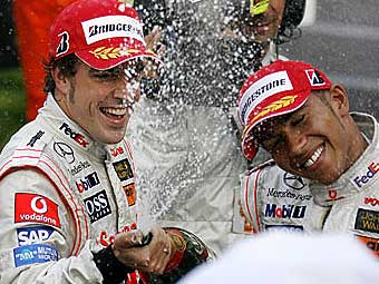 Фернандо Алонсо и Льюис Гамильтон. Фото с сайта autosport.com Фернандо Алонсо и Льюис Гамильтон. Фото с сайта autosport.com