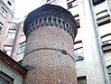 В Петербурге после реставрации открылась "Цифровая башня", но жители пытаются ее заблокировать, а художника - выселить из мастерской