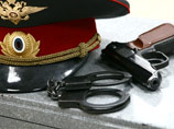 В Свердловской области полицейские задержали своего коллегу, которого подозревают в краже продуктов и других товаров из супермаркета. Стража порядка поймали с поличным, когда он выносил награбленное в карманах и рукавах своей одежды