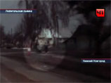 А на 17-й секунде этого видео можно разглядеть гуляющую семью, которую через несколько мгновений разрушит Hyundai, который на большой скорости виляет из стороны в сторону и на чужой полосе едва не задевает автомобиль, из которого велась съемка