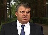 Понаблюдав непродолжительное время за обыском, министр по телефонному звонку уехал на другое следственное мероприятие, проводившееся в офисе "Оборонсервиса" на улице Знаменка,