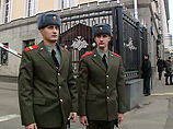 Бывший чиновник Минобороны высказал изданию мнение, что раздуваемое дело Минобороны направлено лично против Сердюкова и может быть сигналом недовольства президента его деятельностью