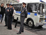 Оппозиционеры Алексей Навальный, Сергей Удальцов, Илья Яшин, Евгения Чирикова и Дмитрий Быков приехали на несанкционированную акцию оппозиции на Лубянскую площадь - оппозиция там проводит серию одиночных пикетов в поддержку политзаключенных