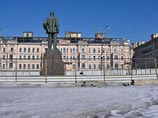 Лимонову с соратниками несколько лет не удается провести на Триумфальной акции в поддержку 31-й статьи Конституции, гарантирующей свободу собраний. Оппозиционер подает заявки в мэрию, но ему отказывают