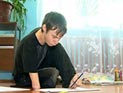 Безрукого сироту, рисующего ногой, перевезли в Москву учиться живописи Безрукого сироту, рисующего ногой, перевезли в Москву учиться живописи