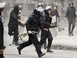 Полиция предпринимает тщетные попытки разогнать забрасывающих их камнями протестующих, используя водометы. К дворцу стягиваются дополнительные подразделения МВД. О пострадавших информации пока не поступало
