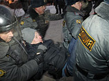Группа агрессивно настроенных болельщиков начала бросать в сотрудников полиции камни и бутылки