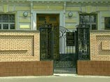 Как сообщил "Независимой газете" источник в органах военной юстиции, экс-министру обороны грозят две статьи: мошенничество в особо крупном размере (ч. 4 ст. 159) и злоупотребление должностными полномочиями, повлекшее тяжкие последствия (ч. 3 ст. 285) УК Р