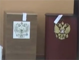 Наблюдатели, журналист "Новой газеты" и член территориальной избирательной комиссии находились в здании ТИК и пытались зайти в зал заседания