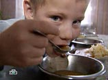 Среди других популярных ответов - ужесточить контроль за тем, в какую семью отдается ребенок (16%) и самостоятельно решать проблемы своих сирот, "а не отдавать их за границу" (10%)