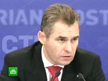 Астахов сообщает: "По некоторым данным, большинство фотографий взято из архивов, разгромленных в свое время Интерполом подпольных порностудий в Украине