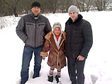 Девочка была очень испугана и очень замерзла. Позже она рассказала полицейским, что из-за снега не увидела открытый люк и упала в колодец