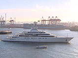 Azzam по параметрам оставила позади Eclipse Абрамовича. Длина яхты россиянина составляет 169 метров, на ней имеются два бассейна, две вертолетные площадки, диско-зал и около 30 кают