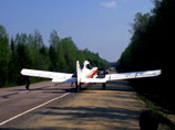 Небольшой частный самолет Piper-36 12 мая совершил экстренную посадку на автотрассе Тверь-Ржев, так как у него практически закончилось горючее