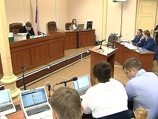 После двухнедельного перерыва в Ленинском районном суде Кирова продолжается процесс над Алексеем Навальным и директором "Вятской лесной компании" Петром Офицеровым