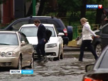 В столице штормовое предупреждение объявлено с 15 до 19 часов, ожидаются град и грозы, причем ветер прогнозируется еще сильнее, чем в области - до 18 метров в секунду