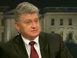 Знаменитый беженец, месяц просидевший в транзитной зоне "Шереметьево", никому не попадаясь на глаза, намерен встретиться с журналистами, но сделает это после свидания с отцом Лоном Сноуденом