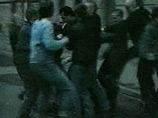 Причиной происшествия стал бытовой конфликт в развлекательном заведении, возле которого молодые люди и устроили "разборку"