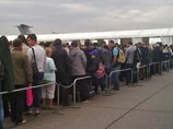 А корреспондент "Эха Москвы" откровенно называет то, что происходило на авиасалоне, "организационным безумием" и пишет, что только по счастливой случайности обошлось без жертв