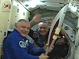 Олимпийский огонь "Сочи-2014" прибыл на Международную космическую станцию. Командир космического корабля "Союз ТМА-11М" Михаил Тюрин вместе с факелом через люк "вошел" на МКС