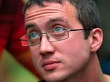 Александр Долматов - бежавший из России в Голландию оппозиционер, покончивший с собой в депортационной тюрьме. Расследование показало, что арестовывать его не должны были, соответственно, и в тюрьме он оказался неправомерно