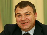 Сердюков на новую работу, где уже произвел первые кадровые назначения, ездит с мигалкой
