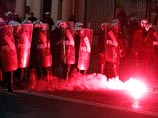 По этому случаю местные националистические организации устроили массовое шествие с участием нескольких десятков тысяч человек, в ходе которого они закидали камнями, файерами и петардами российское посольство