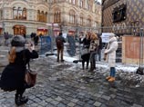 На месте работает около 15 рабочих, несколько машин-подъемников, которые поднимают людей на крышу