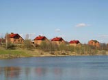 Участки, которые, по данным журналистов, в настоящее время активно застраиваются коттеджами, входили в лесной массив первого и второго поясов санитарной охраны водоисточников Москвы и не подлежали продаже