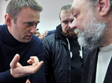 Среди тех, кто пришел на заседание, чтобы поддержать политического активиста, были депутат Госдумы РФ Дмитрий Гудков, оппозиционер Алексей Навальный, националист Дмитрий Демушкин, а также политик Владимир Милов