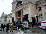 На фоне кадров с места теракта в воскресенье звучала растиражированная по всем СМИ фраза-установка: "Жертв могло бы быть больше, если бы смертник вошел внутрь здания вокзала". Однако потом выяснилось, что смертник туда все же вошел, несмотря на рамку мета