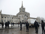 Полиция разогнала народный сход, организованный в соцсетях после взрывов в Волгограде. На акцию собралось около 200 человек, полицейские задерживали всех собравшихся, так как у организаторов нет разрешения на проведение массового мероприятия