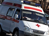 Водитель автомобиля сбил двигавшихся навстречу ему по обочине 21-летнюю женщину, девочку 12 лет и детскую коляску с восьмимесячным мальчиком. Пострадавшие были доставлены в районную больницу города Жиздры