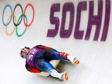 На Играх 2014 года в Сочи команды впервые приняли участие в эстафете. В состав команды от каждой страны вошли женщина (одноместные сани), мужчина (одноместные сани) и мужчины на двухместных санях, показавшие лучшие результаты в индивидуальных состязаниях