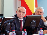 "Не понимаю этой практики, когда мы имеем безработных, платим им пособия, но при этом везем работников из-за рубежа. Такая практика порочна", - заявил врио губернатора региона Борис Дубровский