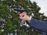 Полиция Красноярского края выясняет обстоятельства ссоры отдыхающих на пляже, которая закончилась дракой и стрельбой. В итоге огнестрельные ранения получили четыре участника потасовки