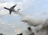 только за сутки авиацией МЧС России на очаг торфяного пожара сброшено почти 1,5 тыс тонн воды, благодаря этому "не допущено распространение пожара в сторону населенных пунктов"
