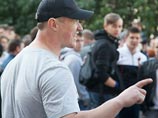 После этого стоявший рядом мужчина ударил наблюдательницу в лицо