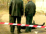 4 октября около 16:00 в Смоленске на площади Победы двое неизвестных в медицинских масках открыли стрельбу по трем гражданам, отобрали у одного из них сумку и скрылись в неизвестном направлении.