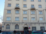 Столичная полиция ищет подследственного, который во вторник совершил побег сразу после ареста. На выходе из здания Бутырского районного суда злоумышленник толкнул сопровождающего в спину и скрылся