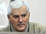 Согласно судебным материалам, он был парализован в результате покушения, имевшего место в 1993 году, и вынужден передвигаться на инвалидном кресле и постоянно наблюдаться у врачей