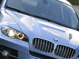 В розыск объявлен автомобиль BMW X6 серебристого цвета, который принадлежит 25-летнему мужчине. Сам потерпевший оценил материальный ущерб в 2 миллиона рублей