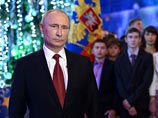 В прошлом году Владимир Путин записал два обращения к россиянам. Первое - заранее, на фоне Кремля, а второе - в Хабаровске, где президент встретил 1 января 2014 года