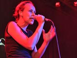 Российская рок-певица Юлия Чичерина выступила в Луганске в рамках новогодней акции, организованной байк-клубом "Ночные волки"