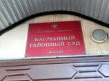 Меры безопасности с самого утра усилены около здания Басманного суда Москвы, где в воскресенье должны рассмотреть ходатайства об аресте подозреваемых по делу об убийстве политика Бориса Немцова - Заура Дадаева и Анзора Губашева